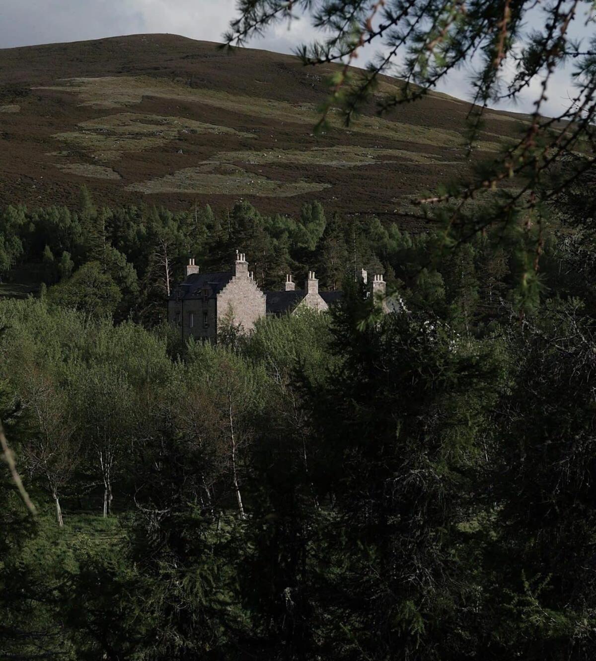 Huswell - Gairnshiel Lodge - Unique & Exclusive Lodge Next To The Castle Ballater Eksteriør bilde